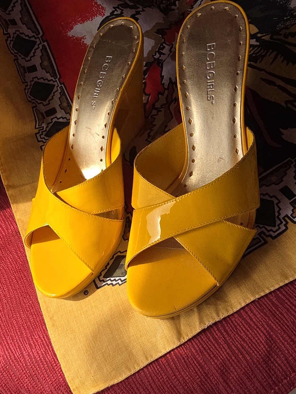 BCBGirls Bright Mustard Yellow Patent Crossover Mule Heels 8.5 B Brazil